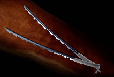 Demon Slayer: Kimetsu no Yaiba Proplica Repliken 1/1 Plastik Nichirin Schwerter (Inosuke Hashibira) 93 cm