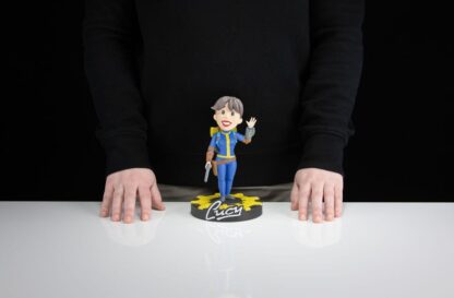 Fallout Vinyl Figur Lucy 20 cm – Bild 8