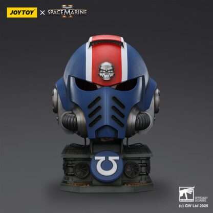 Warhammer 40,000: Space Marine 2 Replik Ultramarines Lieutenant Titus Helm mit Display-Stand 44 cm – Bild 2