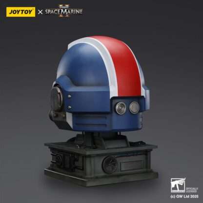 Warhammer 40,000: Space Marine 2 Replik Ultramarines Lieutenant Titus Helm mit Display-Stand 44 cm – Bild 3