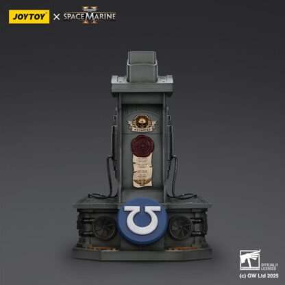 Warhammer 40,000: Space Marine 2 Replik Ultramarines Lieutenant Titus Helm mit Display-Stand 44 cm – Bild 5