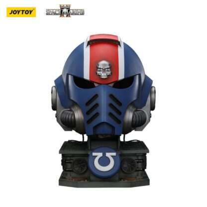 Warhammer 40,000: Space Marine 2 Replik Ultramarines Lieutenant Titus Helm mit Display-Stand 44 cm – Bild 7
