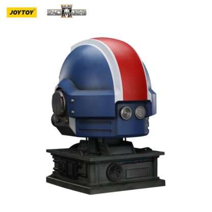 Warhammer 40,000: Space Marine 2 Replik Ultramarines Lieutenant Titus Helm mit Display-Stand 44 cm – Bild 8