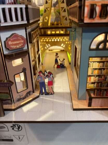 Paris Tiny Adventures Book Nook Mini-Diorama 23 cm – Bild 4