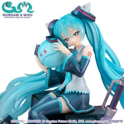 Mobile Suit Gundam x Hatsune Miku Lucrea PVC Statue Hatsune Miku x OO Gundam 45th Anniversary 17 cm – Bild 6