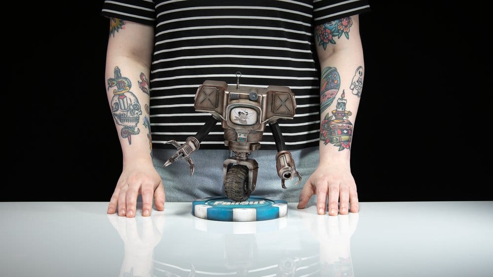 Fallout (Amazon) PVC Figur Victor the Securitron 25 cm – Bild 14