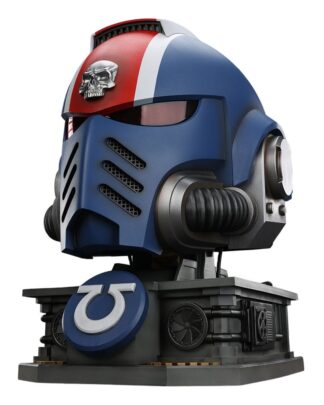 Warhammer 40,000: Space Marine 2 Replik Ultramarines Lieutenant Titus Helm mit Display-Stand 44 cm