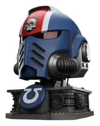 Warhammer 40,000: Space Marine 2 Replik Ultramarines Lieutenant Titus Helm mit Display-Stand 44 cm