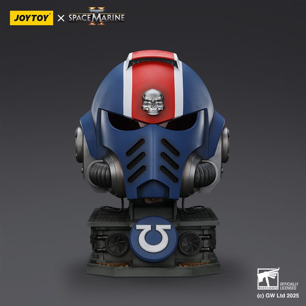 Warhammer 40,000: Space Marine 2 Replik Ultramarines Lieutenant Titus Helm mit Display-Stand 44 cm – Bild 2