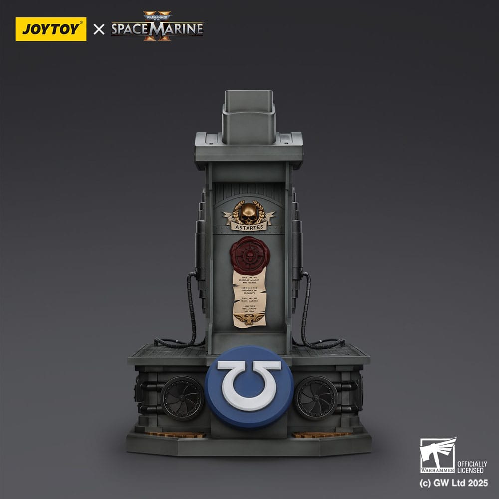 Warhammer 40,000: Space Marine 2 Replik Ultramarines Lieutenant Titus Helm mit Display-Stand 44 cm – Bild 5