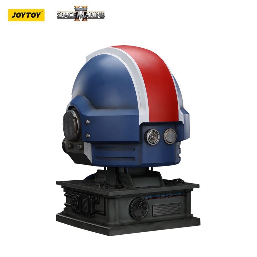 Warhammer 40,000: Space Marine 2 Replik Ultramarines Lieutenant Titus Helm mit Display-Stand 44 cm – Bild 8