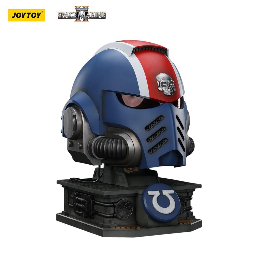 Warhammer 40,000: Space Marine 2 Replik Ultramarines Lieutenant Titus Helm mit Display-Stand 44 cm – Bild 9
