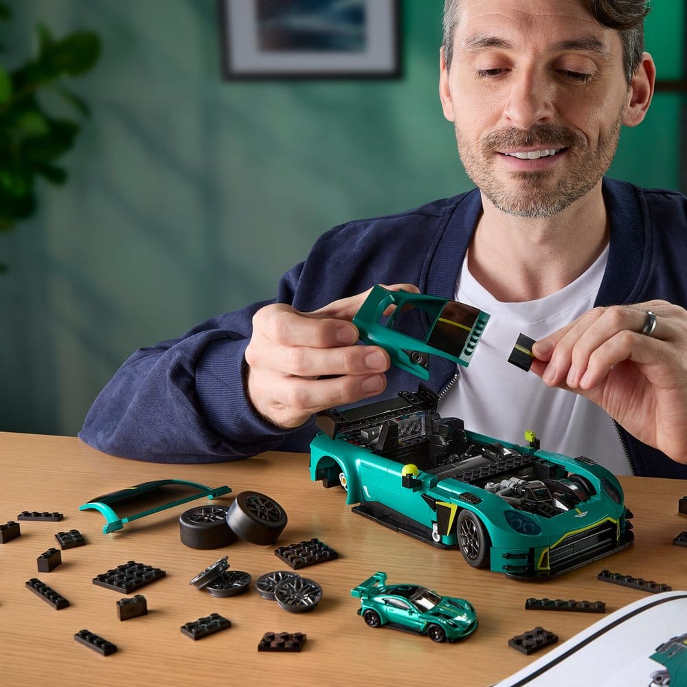 Hot Wheels Elite Mattel Brick Shop Bauset 1/16 '24 Aston Martin Vantage GT3 – Bild 7
